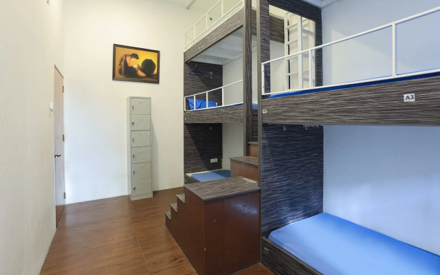 SPOT ON 90236 Zigzag Travellers Home - Hostel