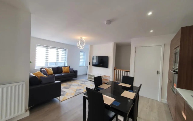 Lovely home close to City Center & Rail Station