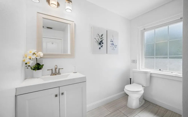 Exquisite Bayview Villa With Pool and Games!