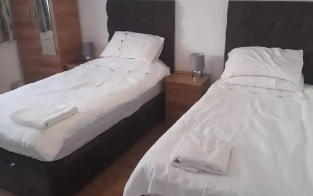 Family- Near Lcy Airport- Sleeps 6- Parking- Wi-fi