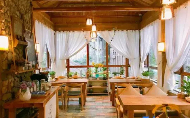 Lin'an Congqian. Man Hostel