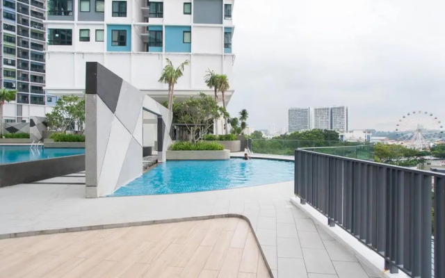 iCity 1Bedroom Apt Near Mall FREE PARKING & WIFI