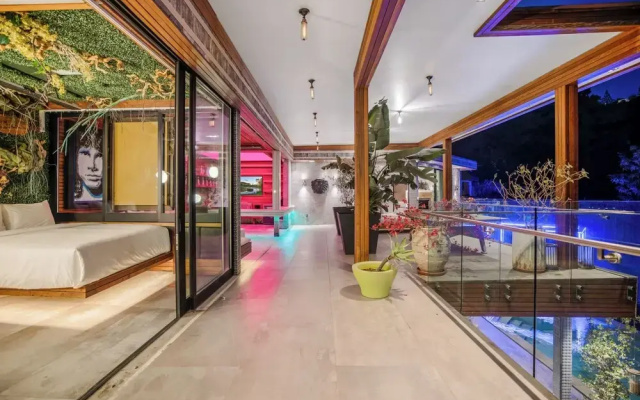 Villa Kaleida - Sleek Modern Sunset Villa With Eclectic Style & Infinity Pool