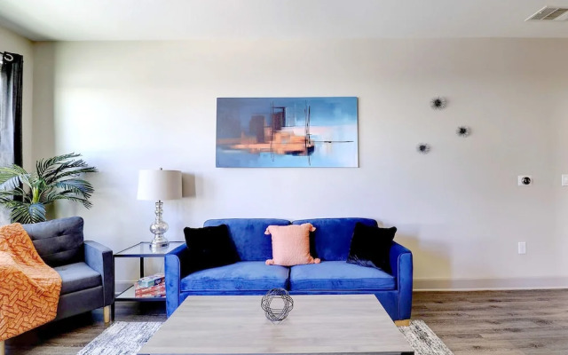 Rooftop Pool with Views-King Beds-Parking 1123