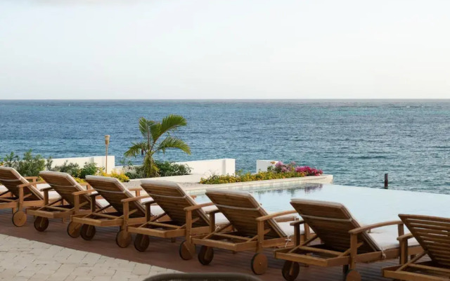 Beachfront Villa w Pool Sleeps 16 Dining Tub