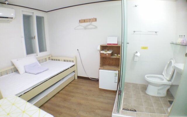 Shinchon Hongdae Guesthouse