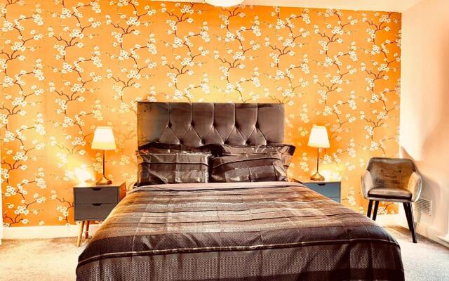 Modern townhouse, Sleeps 4 with parking