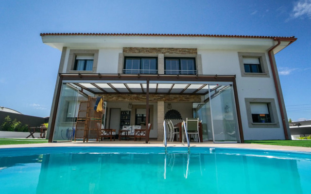 Villa con piscina a pie de playa