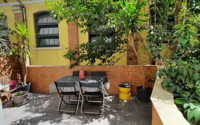 Sunny Terrace Apt, Close to Downtown! 2 Bedroom Flat