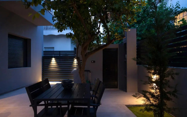 Spacious flat with courtyard and private parking!