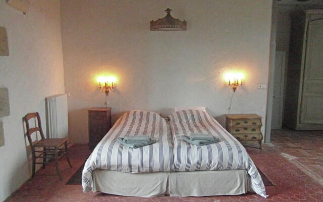 Charming and private castle on four hectares, with river, sun terrace and views