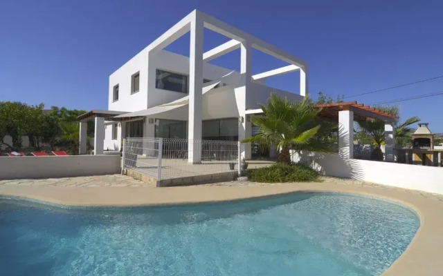 Villa - 5 Bedrooms with Pool and WiFi - 104980