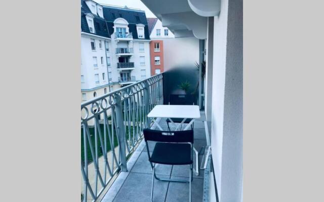 Apartment in Paris Suburb, 15 minutes to center.