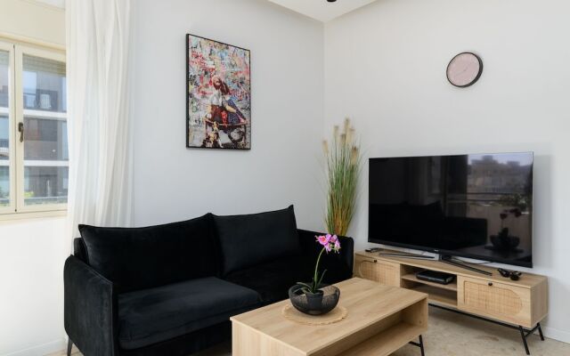 Bauhaus 2BR with Sea View by FeelHome