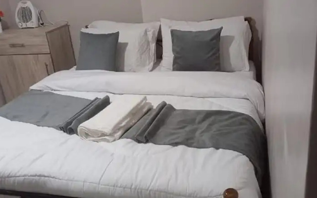 Lux Suites Attic Place Studio Apartemnts