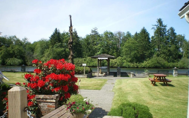 Campbell River Lodge by Riverside