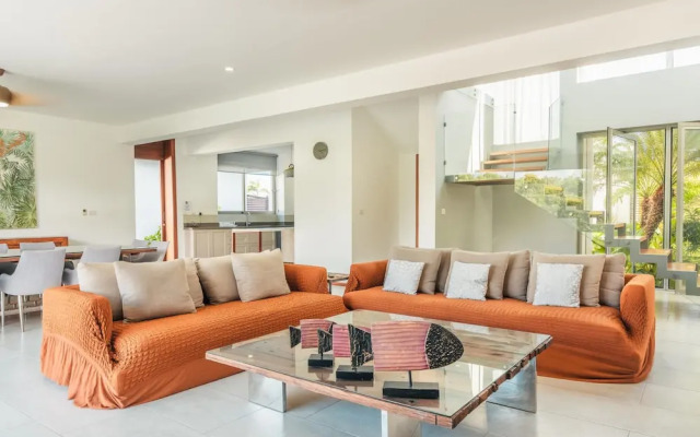 Luxury 6BR Villa w Pool Maid at Yarari