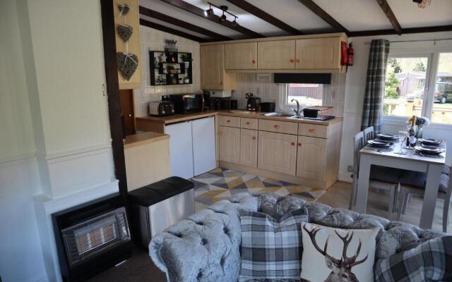 HEDDFAN, Luxury 3 bedroom timber lodge, Caer Beris Holiday Park, Builth Wells