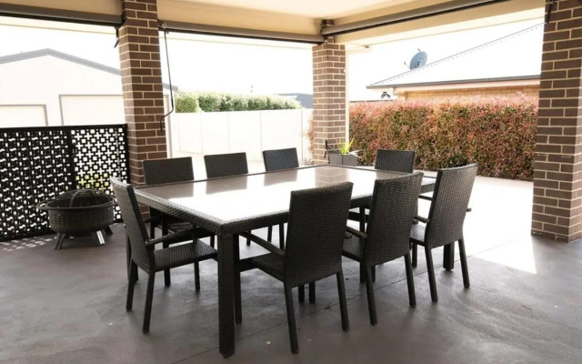 Centennial Cres, Modern, Entertaining Home, Sleeps 8