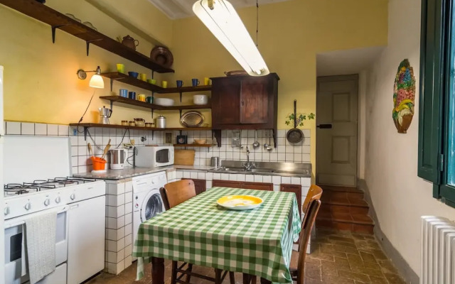 Cosy Farmhouse in Bacchereto With Swimming Pool