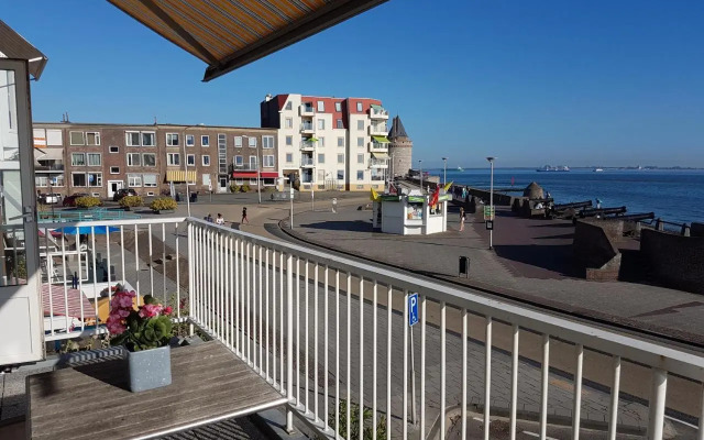 APARTMENT BY THE SEA Bed by the Sea