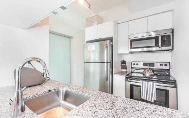 Downtown Condo Near Exhibition W/Balcony