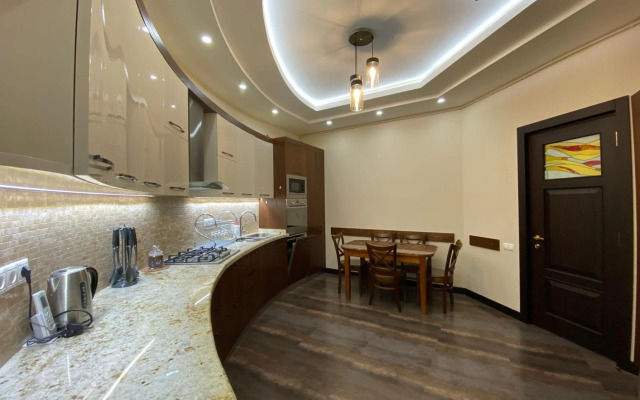 Kajaznuni Street, 3 bedrooms Luxury & Unique apartment QA444