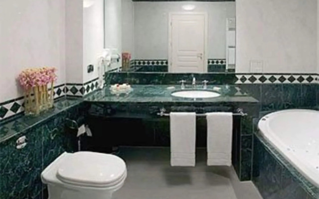 Maxim Hotel