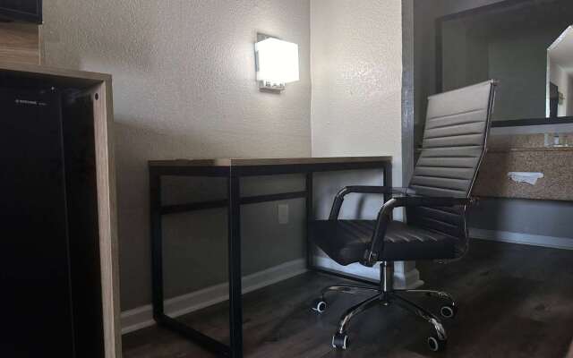 Super 8 by Wyndham Monroe