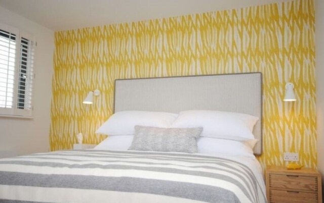 8 The Salterns, Chichester 402400