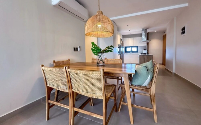 4 Bedroom Beach Penthouse w Private Rooftop