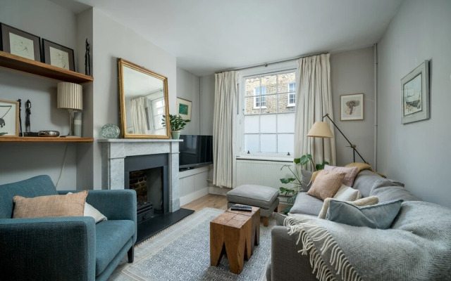 JOIVY Contemporary 2-Bed House W/ Private Garden