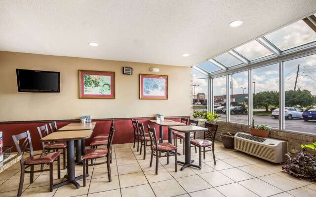 Econo Lodge Inn & Suites Fairview Heights - St. Louis