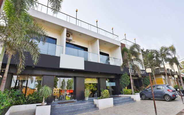 OYO 3243 Hotel Aditya Gir