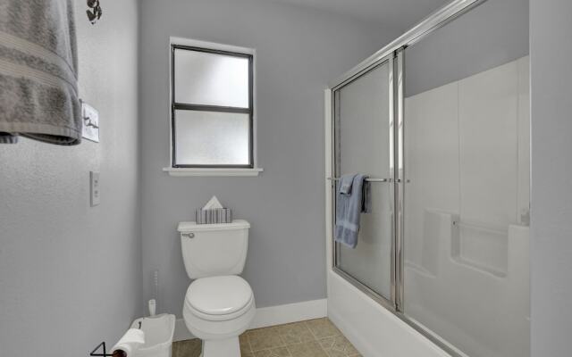 Charming Home With Hot Tub, Sauna & Grill!