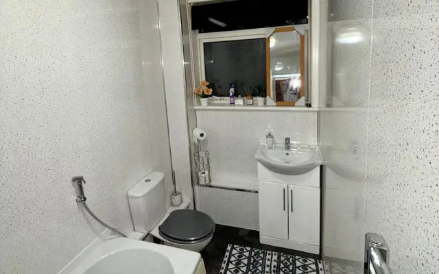 2 Bedroom Apartment - Sleeps 4, Free Parking, Wifi