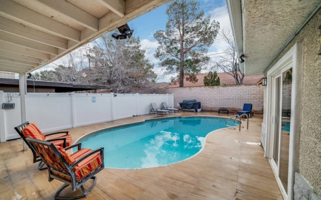 Vibrant In Vegas - 4 Bd With Shimmering Pool! 4 Bedroom Home by RedAwning