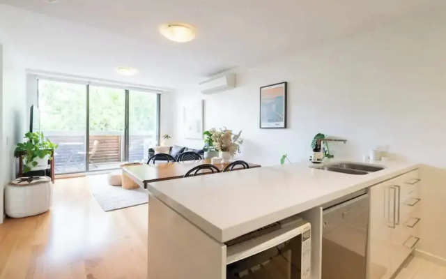 Charming 1BR in Fitzroy w/ Parking, Pool, + Gym!