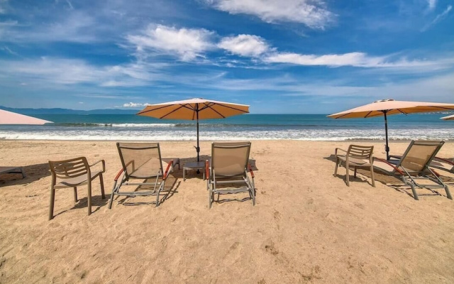 Oceanfront 2 BR Condo - Beach - Restaurant - Gym