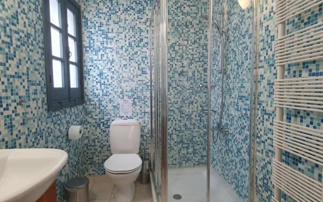 Phaedrus Living: Cozy Down Town House Aischylou