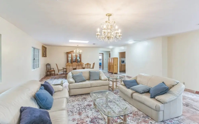 Russell House Near Hollywood & Griffith Park 3 Bedroom Home