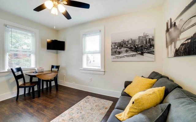 Walk to Walnut St: Pet-friendly Pittsburgh Home!