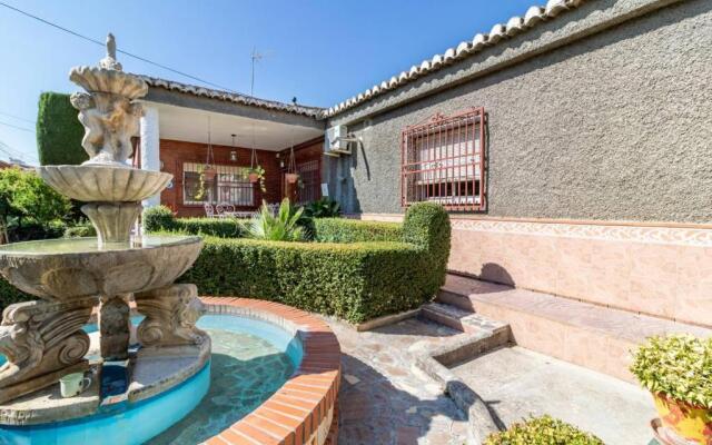 Chalet acogedor con piscina muy cerca de Granada