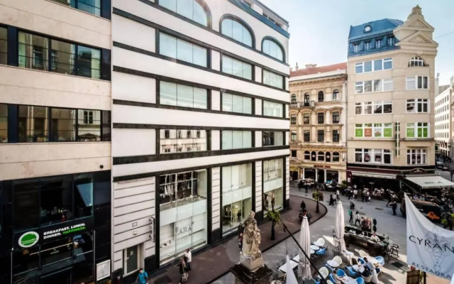 BEST located, 150 m2 5 bedrooms apt.,