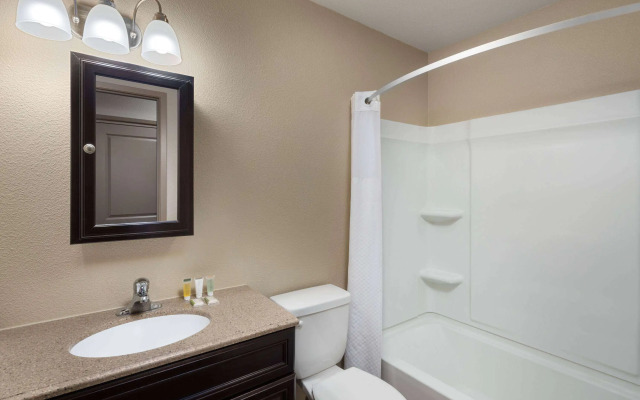 Super 8 by Wyndham Fallon