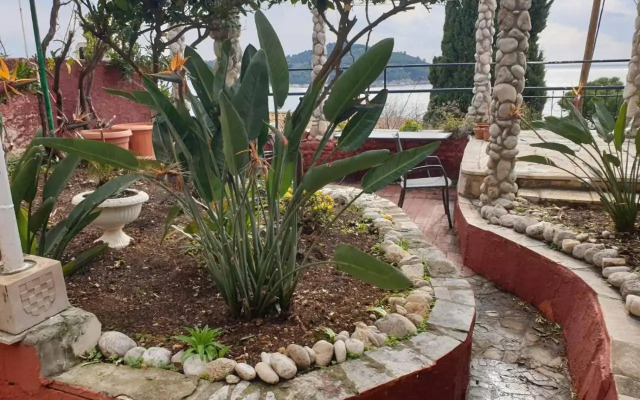 Secret Garden Apartment by Irundo