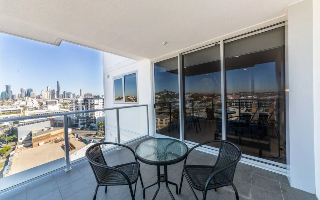 Modern 1 Bedroom Apartment With Stunning CBD Skyline Views