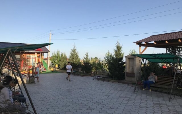 Курорт Altyn Bulak на берегу озера