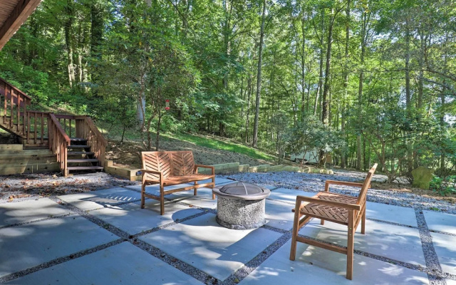Game Room + Fire Pit: Weaverville Family Home!
