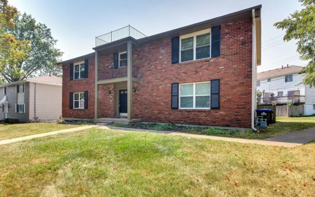 Pet-friendly Overland Park Condo With Pool Access!